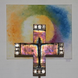 Erfüllende Farben in weißer Kirche